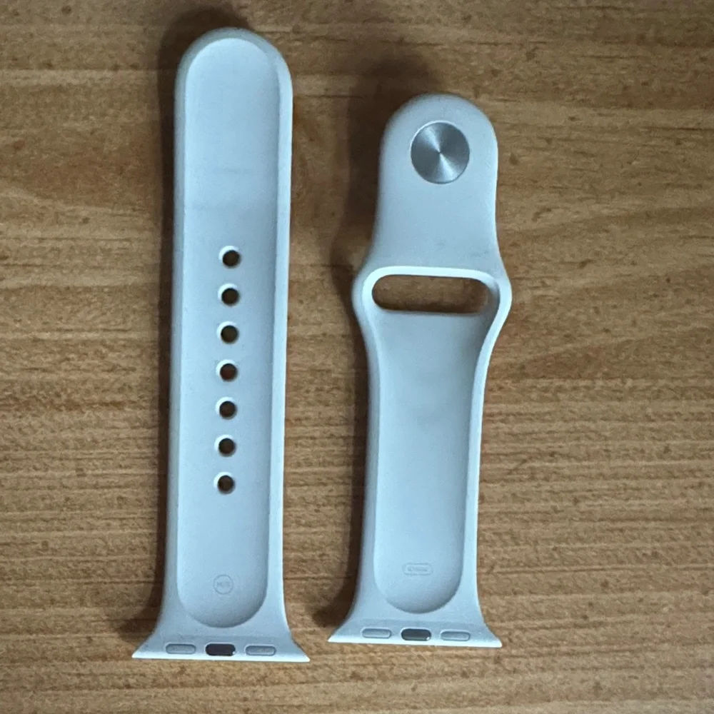 Used Apple Silicone Watch Band in Starlight